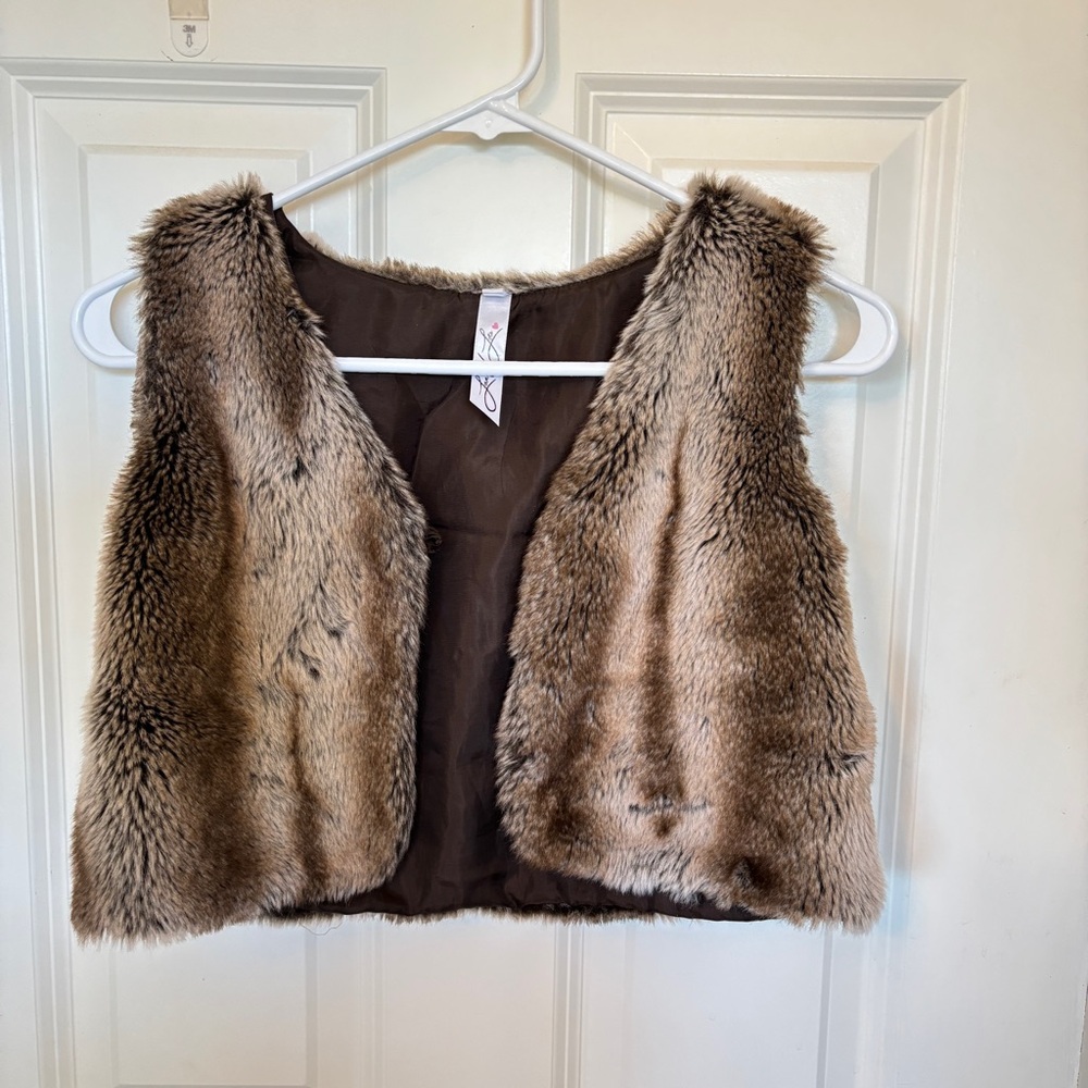 Love U Lots faux fur cropped vest, size 12/14